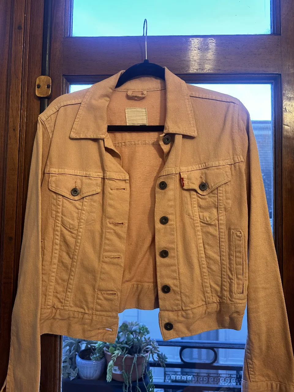 Campera de jean color rosa, estilo clásico con botones y bolsillos. Ideal para un look casual y moderno.