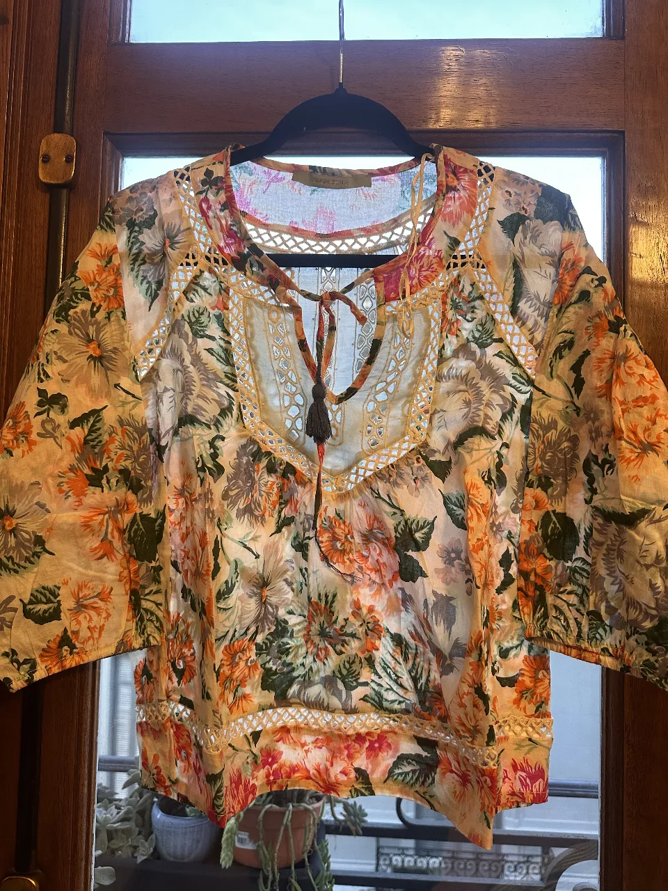 Blusa de mujer con estampado floral, estilo boho, manga 3/4 y detalles de encaje. Ideal para un look casual y fresco.