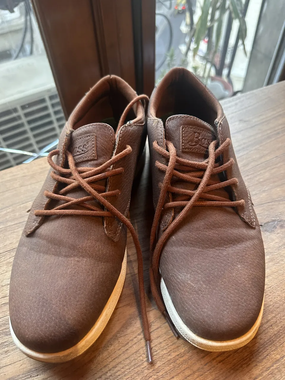 Zapatillas Bass de cuero marrón para hombre, con cordones y suela blanca. Ideales para un look casual y cómodo.