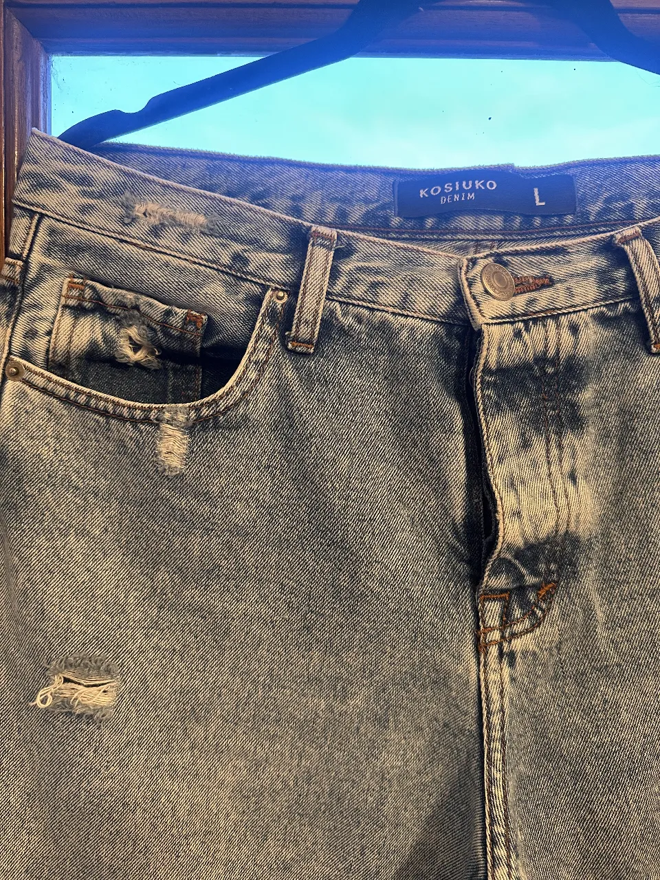 Jeans de mujer, tiro medio, con roturas y efecto gastado. Marca Kosuko Denim, talle L.
