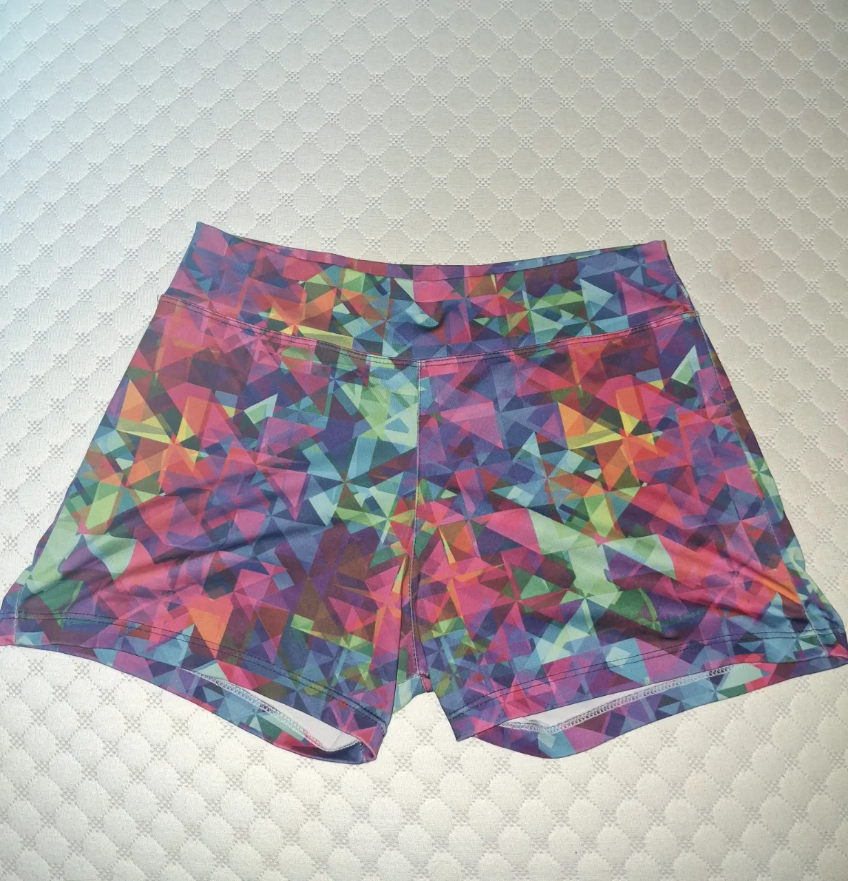 Shorts deportivos con estampado geométrico multicolor.