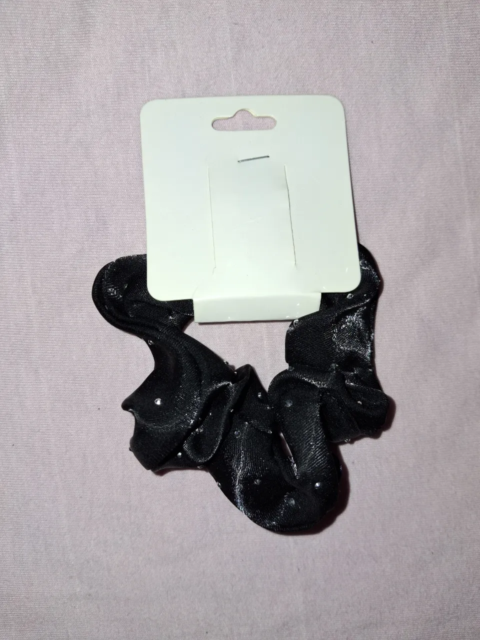 Scrunchie negro con detalles brillantes.