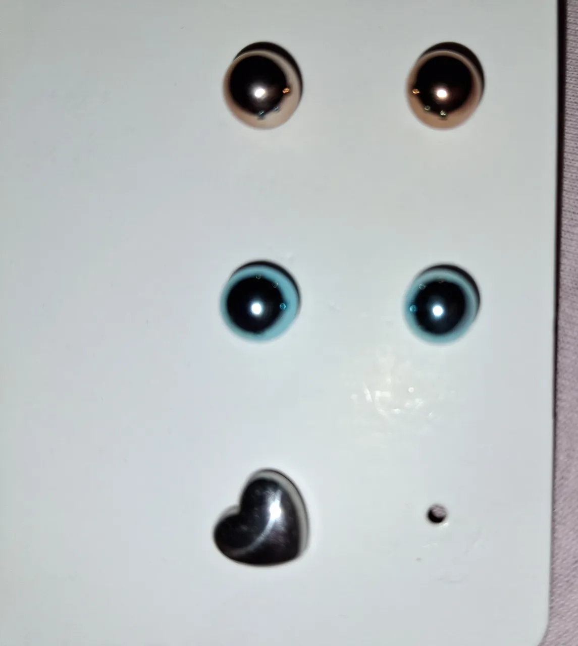 Set de aros con forma de bolitas y corazón.