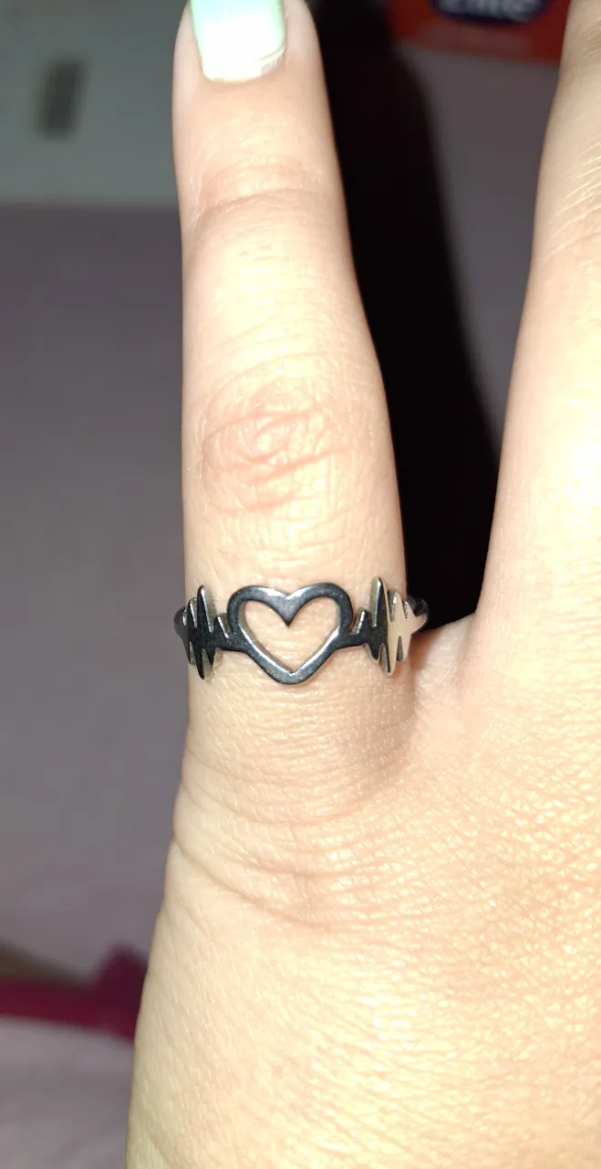 Anillo con diseño de corazón y electrocardiograma.