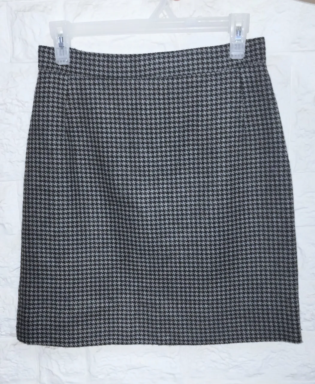 Pollera: Cintura: 37 / Largo: 50cm.
Tiene cierre y un botón en la parte trasera. Posee forro interior en buen estado.