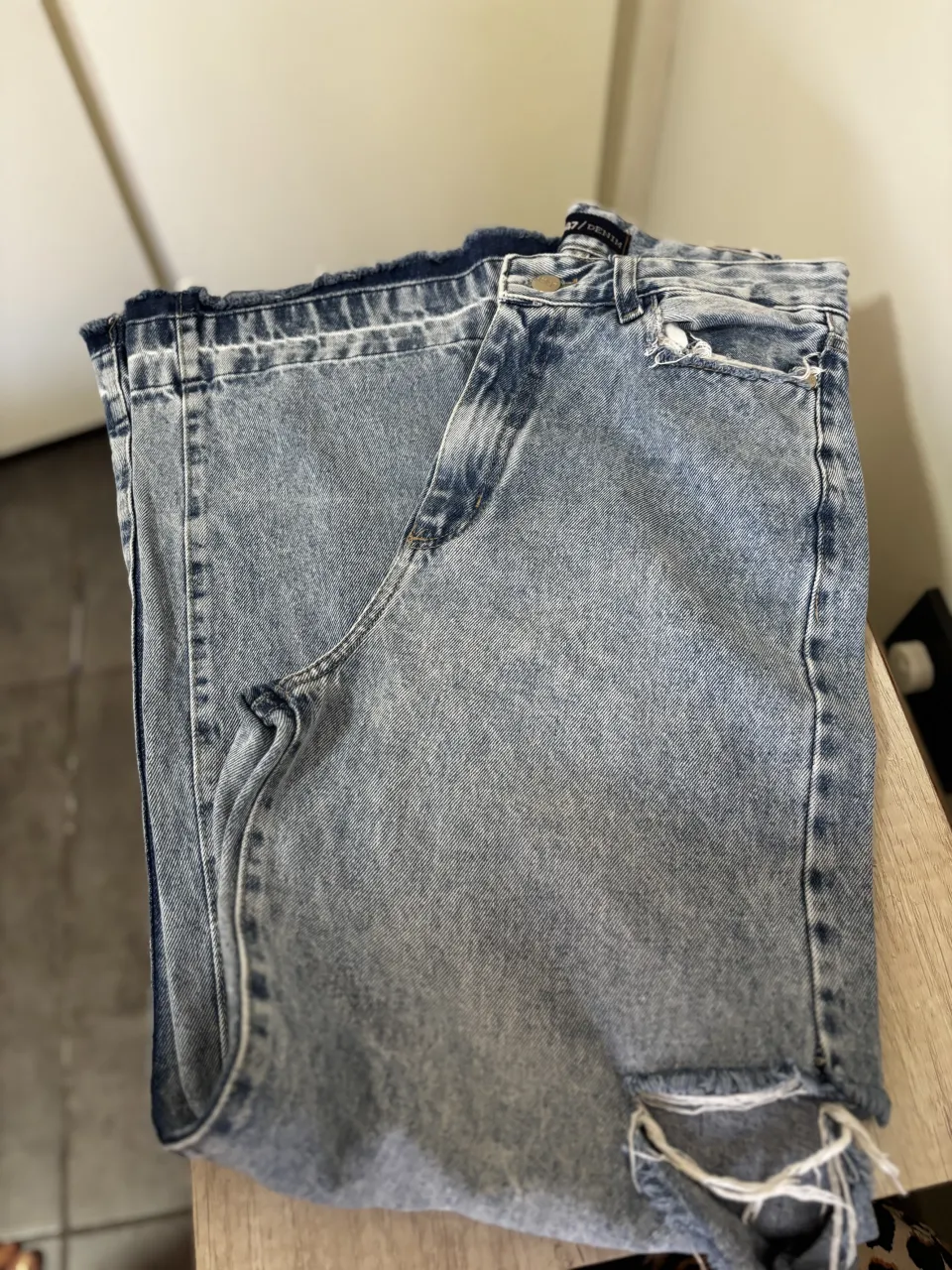 Jeans 47 Street wide leg de tiro alto con roturas y detalles desflecados en los bordes. Lavado claro con efecto desgastado.
poco uso, talle 24