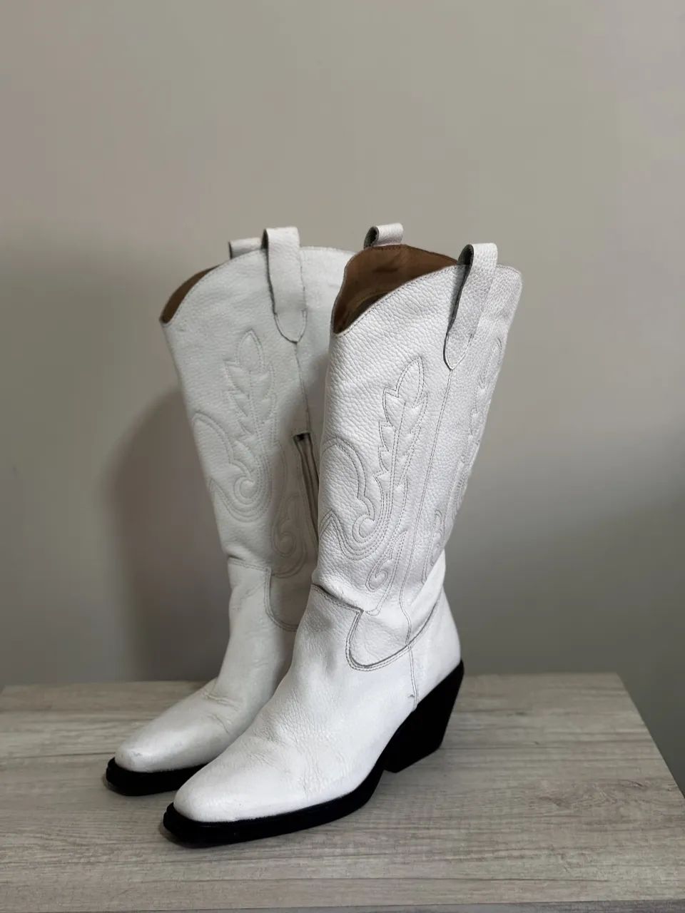 Botas texanas de cuero caña alta color blanco con detalles bordados y taco cuña negro.
casi sin uso, excelente estado