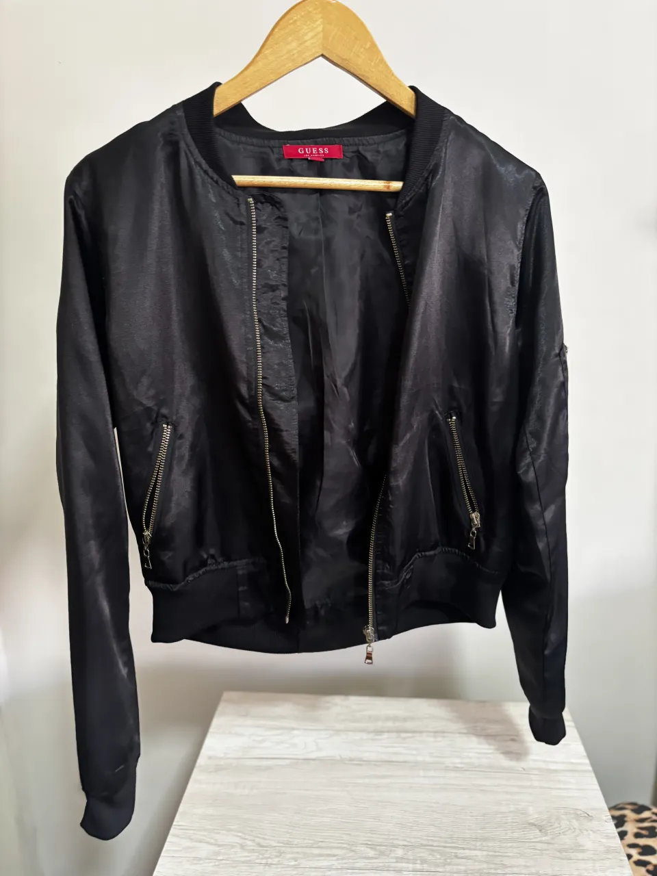Campera bomber Guess negra con cierre al frente y bolsillos laterales. super finita. poco uso
