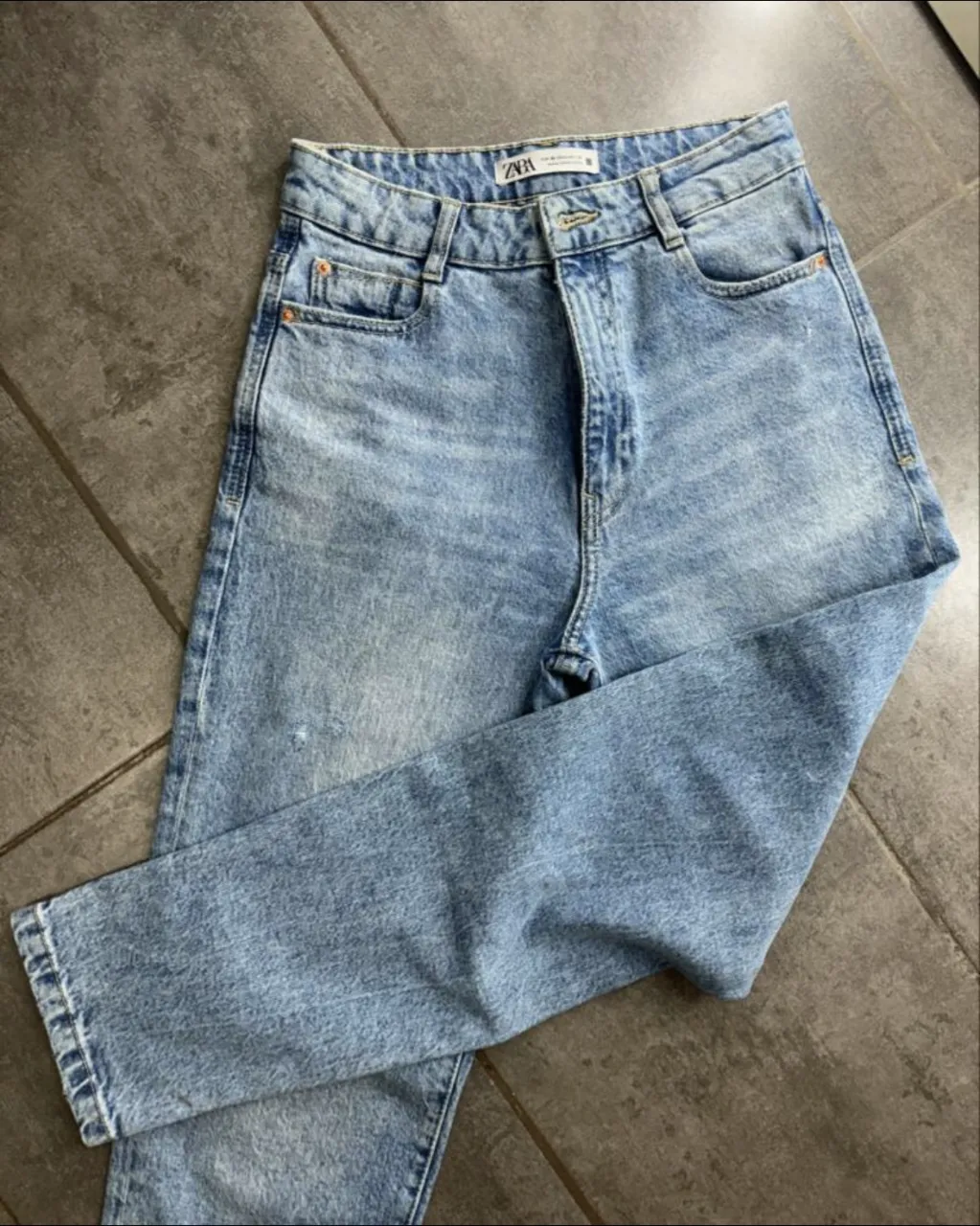 Jeans Zara de tiro alto con lavado claro y detalles desgastados. Cierre y botón metálico. corte recto. 
2 usos, excelente estado