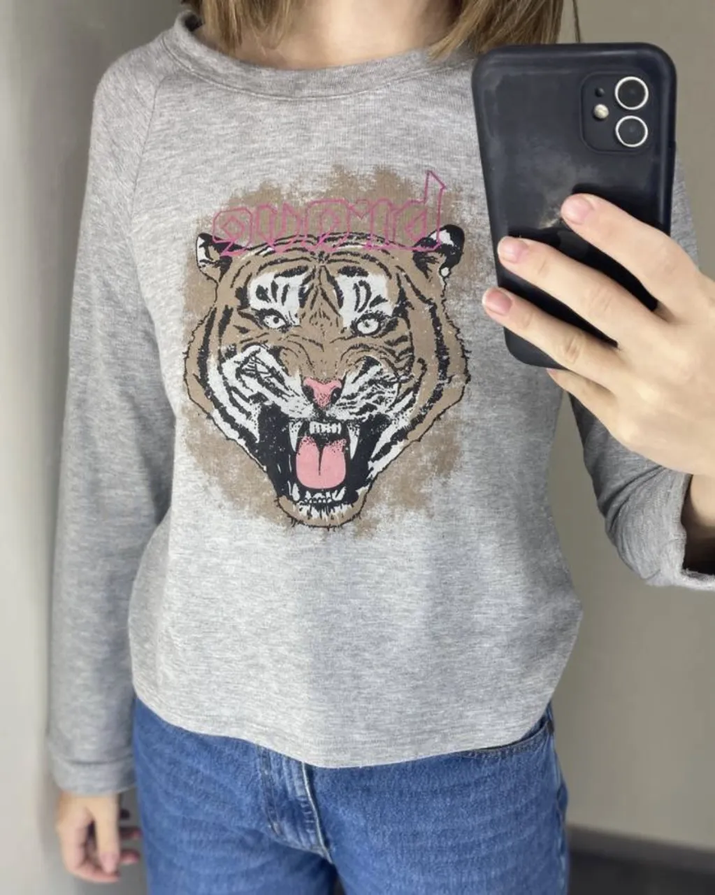 Buzo Doll Store gris de manga larga con estampa de tigre en el frente. La estampa tiene detalles en rosa y marrón. finito y super suave
poco uso!