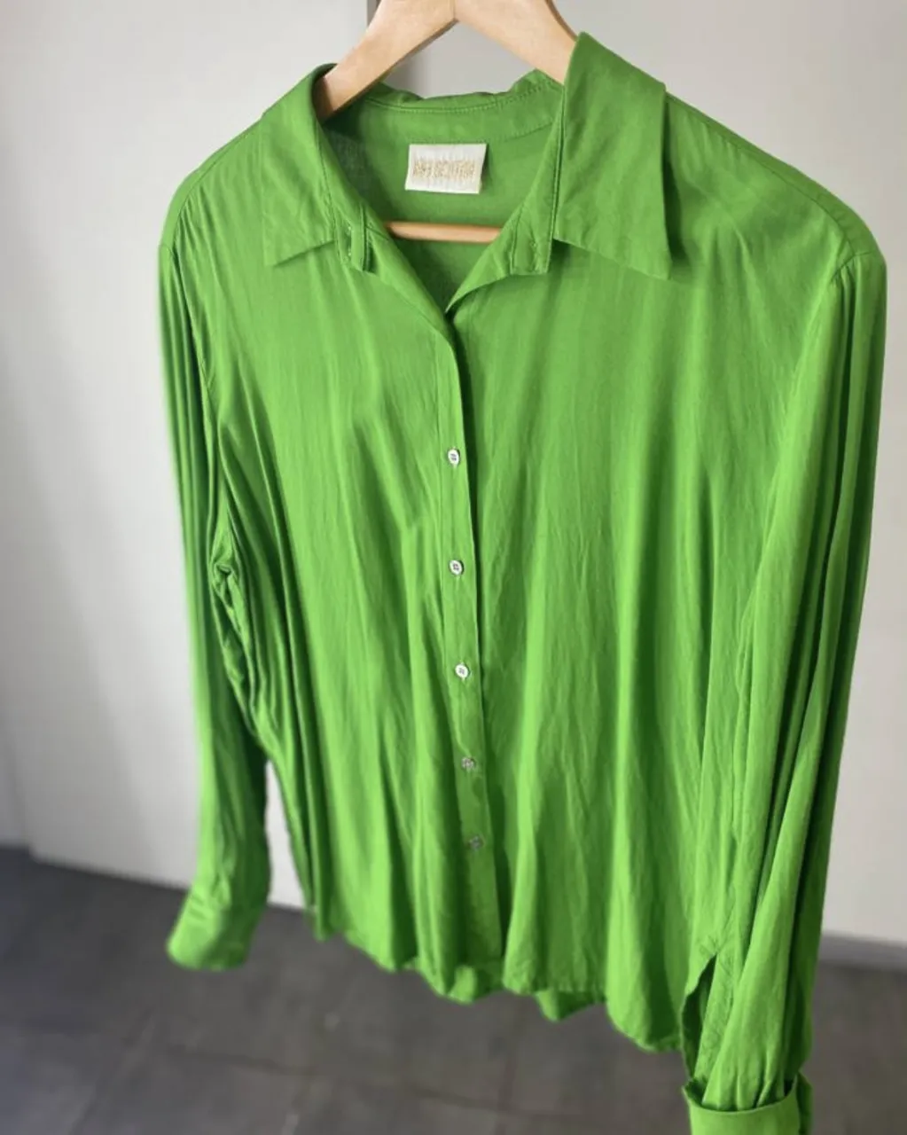 Camisa Melocotón verde con botones blancos. Tiene bordado en el cuello trasero. 
1 uso, impresión estado y excelente calidad 
