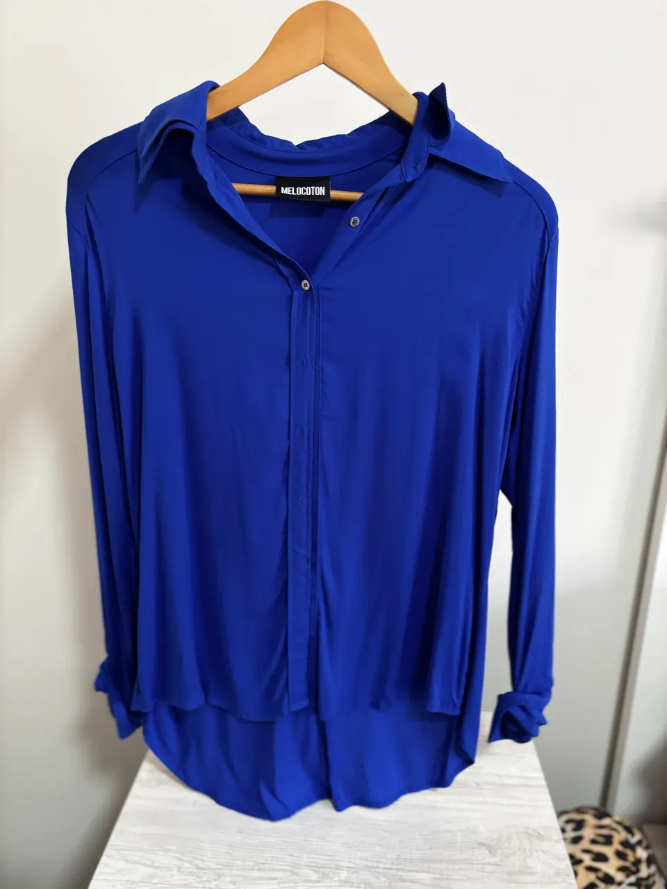 Camisa Melocoton de manga larga color azul. Posee cuello camisero y botones al frente. 
1 uso, impecable estado y calidad