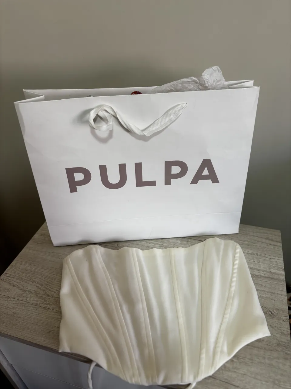 Corset/Top Pulpa con cordones en la espalda para ajustar. es reversible, de un lado tela brillosa y del otro mas opaco.
1 uso, excelente estado!