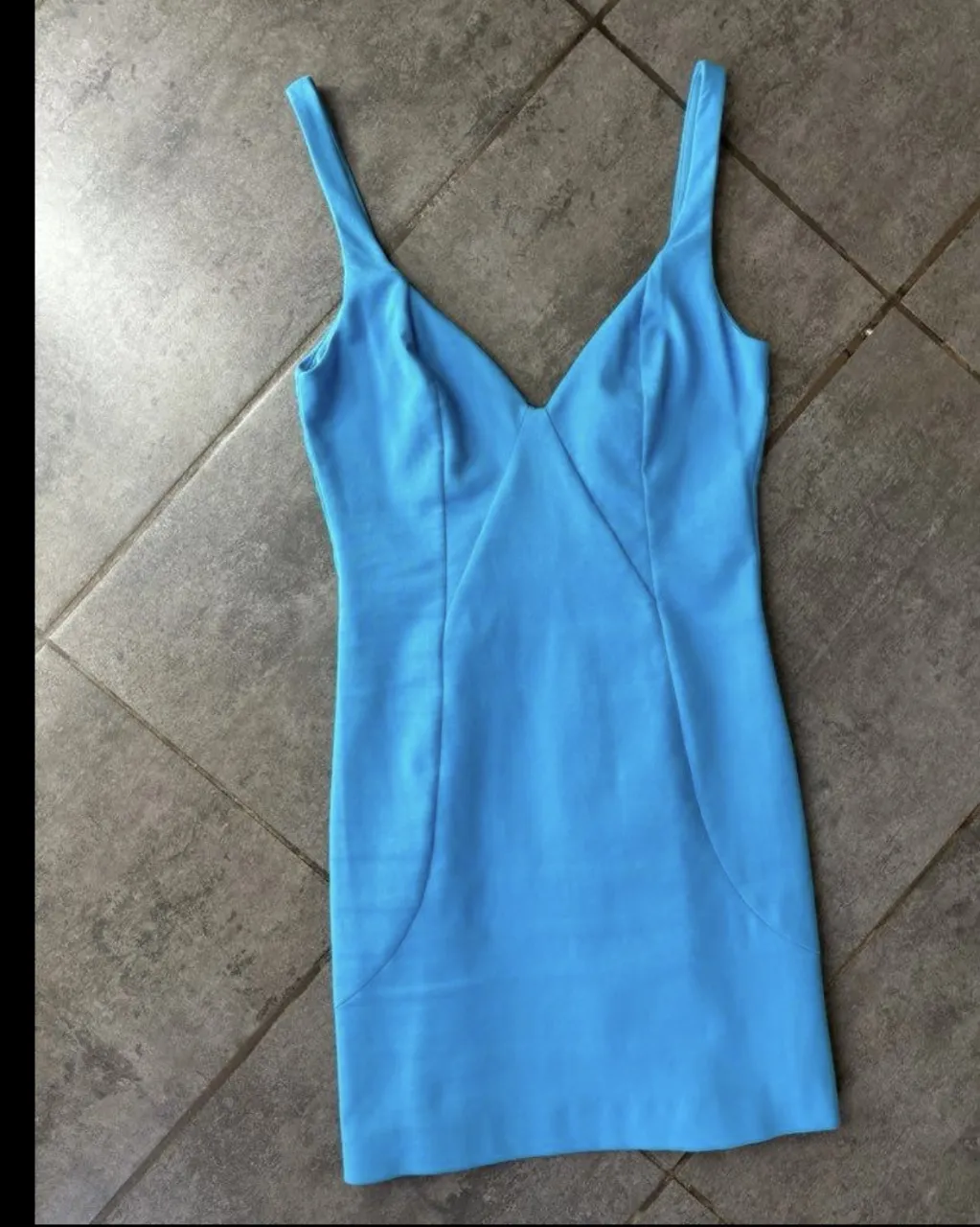 Vestido corto celeste con breteles finos y escote en V. Cierre en la espalda.
la espalda fue modificada por modista para bajar un poco el cierre, solomle falta 1 ganchito
tiene 1 solo uso,impecable 