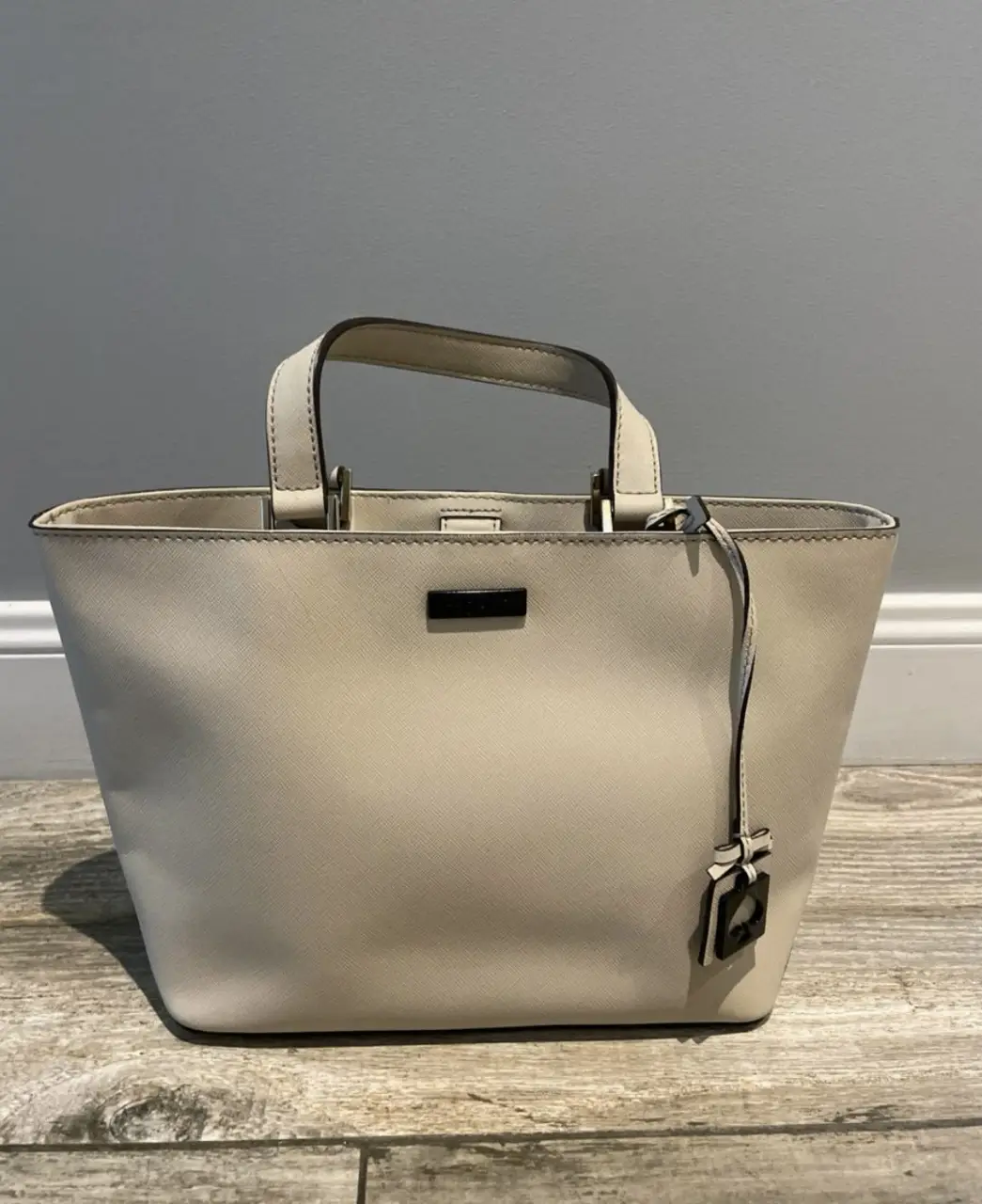 Cartera tote bag de color crudo, ideal para llevar todo lo que necesitas. Confeccionada con materiales de alta calidad, esta cartera es perfecta para cualquier ocasión. es tamaño chico ideal para billetes lentes algún neceser …