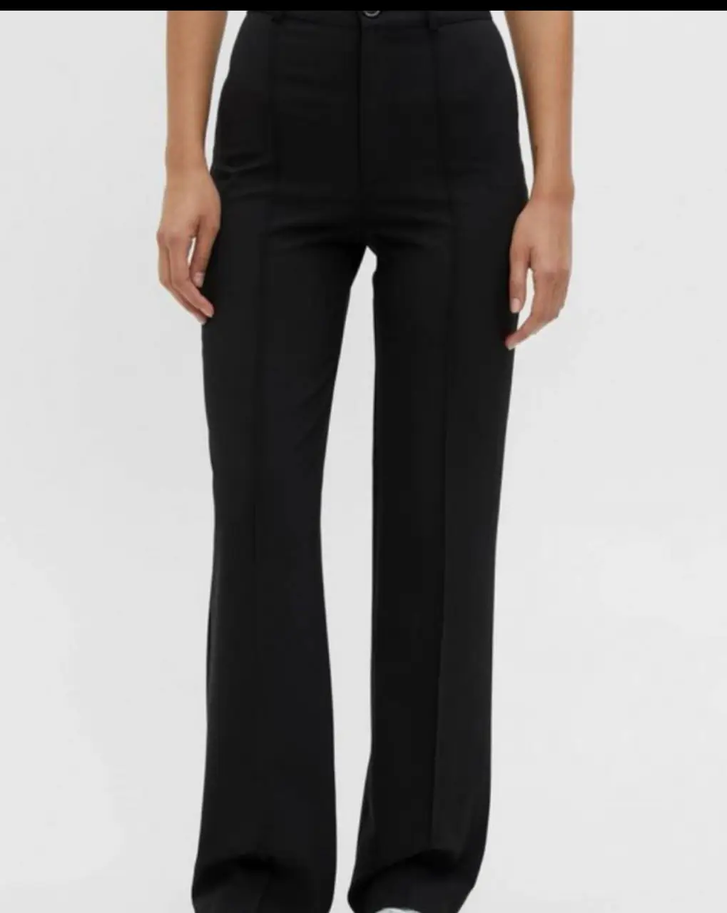 Pantalón sastrero negro, tiro alto, con pinzas y corte recto. Ideal para un look formal o de oficina.