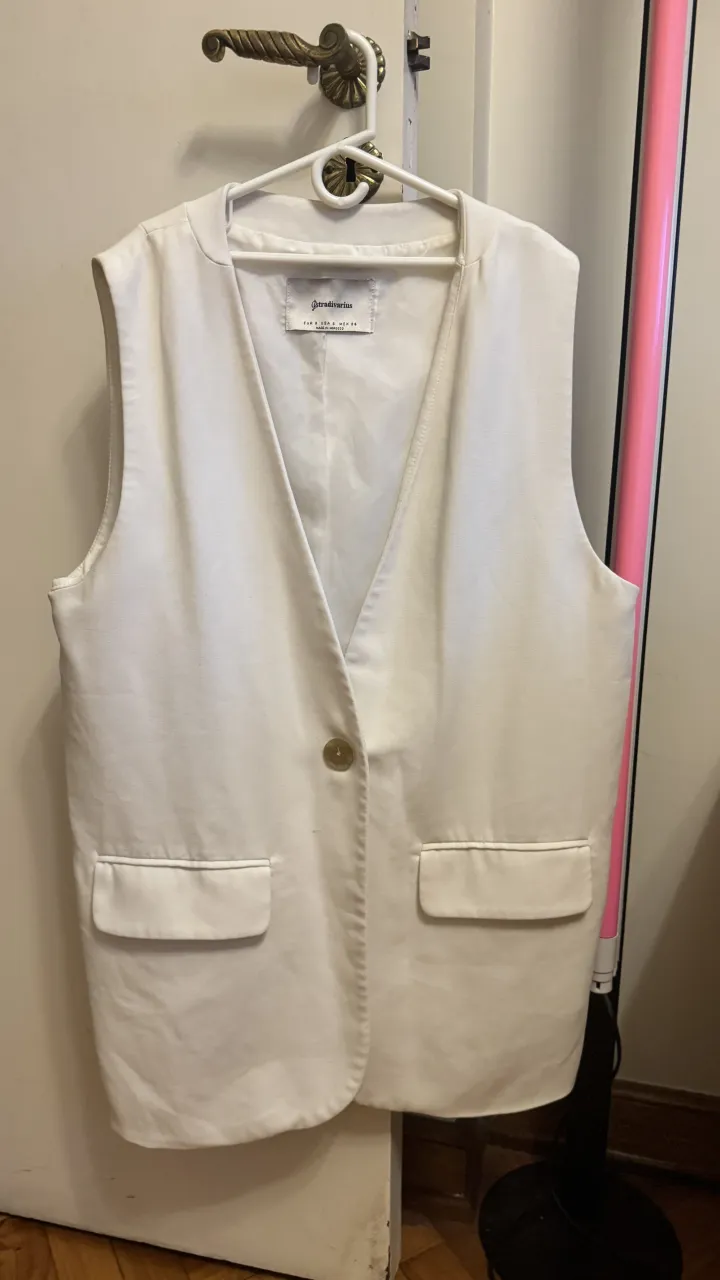 Chaleco blanco de vestir, ideal para un look elegante y moderno. Perfecto para combinar con camisas o remeras, aportando un toque sofisticado a tu outfit.