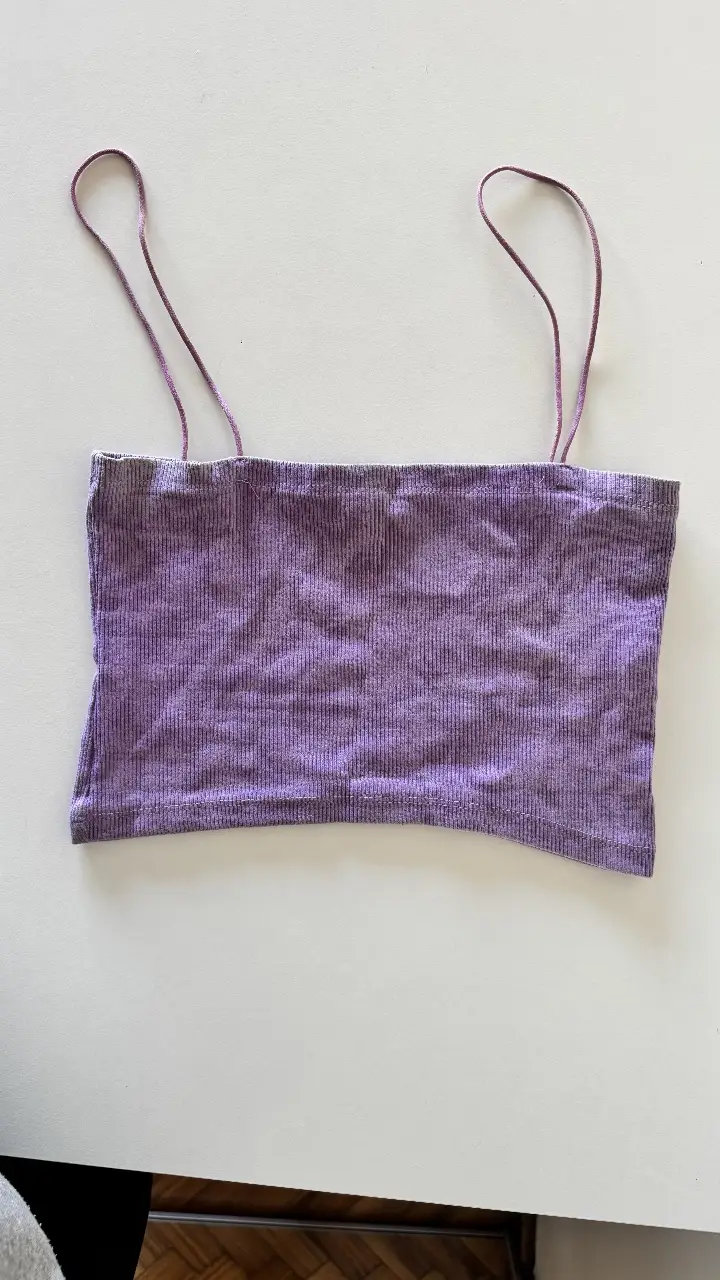 Top tejido de color violeta, con breteles finos. Ideal para un look casual y fresco.