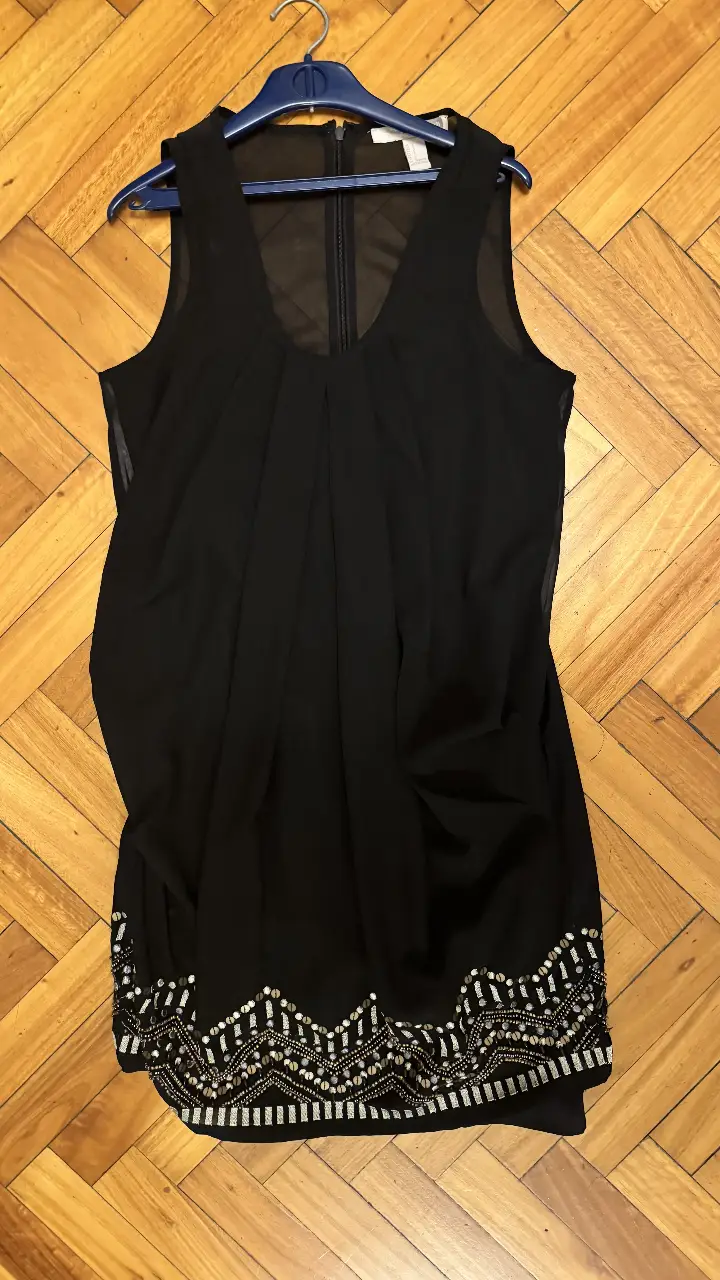 Vestido midi negro de Forever 21, con detalle de bordado en la parte inferior. Ideal para fiesta o salida.