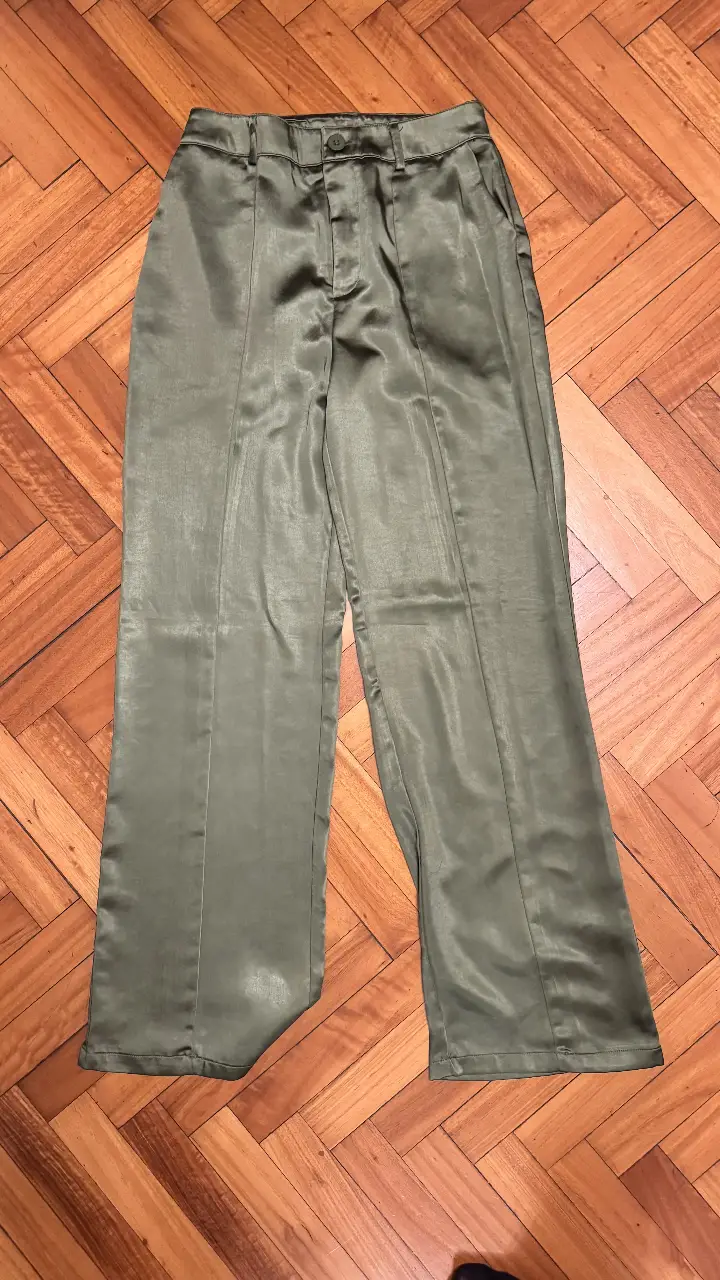 Pantalón sastrero de satén verde oliva de Forever 21, talle M. Ideal para un look elegante y sofisticado.