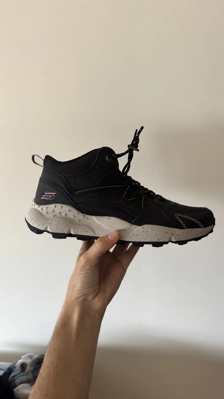 Zapatillas Skechers negras con detalles en blanco y rosa. Ideales para uso diario y actividades al aire libre. Talle 9 US. Ideales para trekking. 