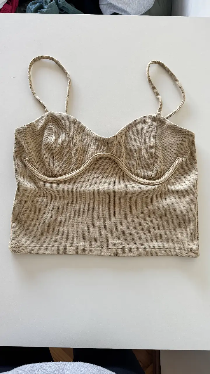 Top de corderoy con diseño de bustier, ideal para un look casual y moderno. Perfecto para combinar con jeans o faldas.