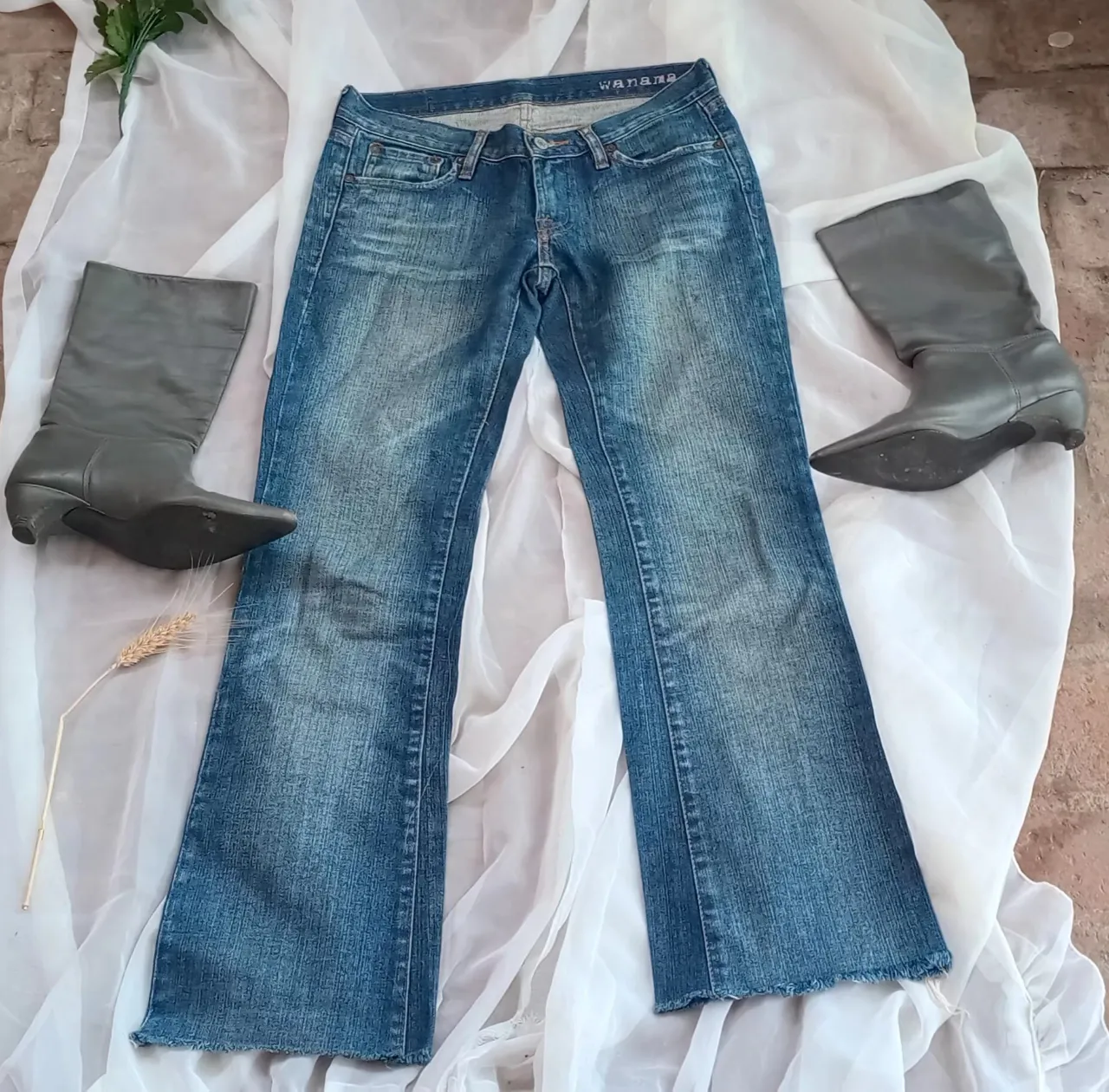 Jeans de mujer, tiro medio, corte recto, con detalles de desgaste y roturas en los bordes. Marca Wanama.