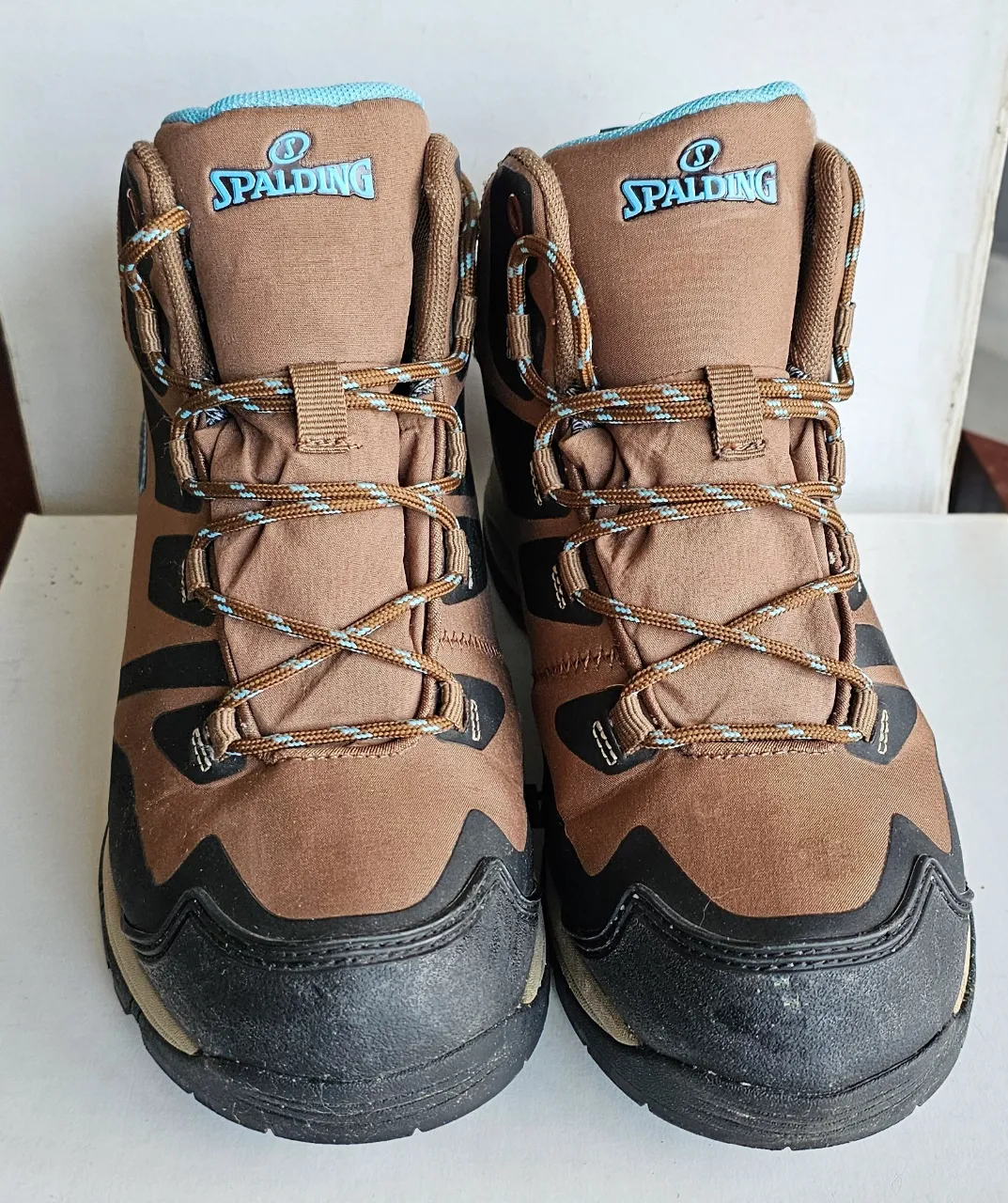 Botas de trekking, talle 38, marrones con detalles en negro y celeste. Cordones marrones y celeste. waterproof, detalles en la goma de la puntera 