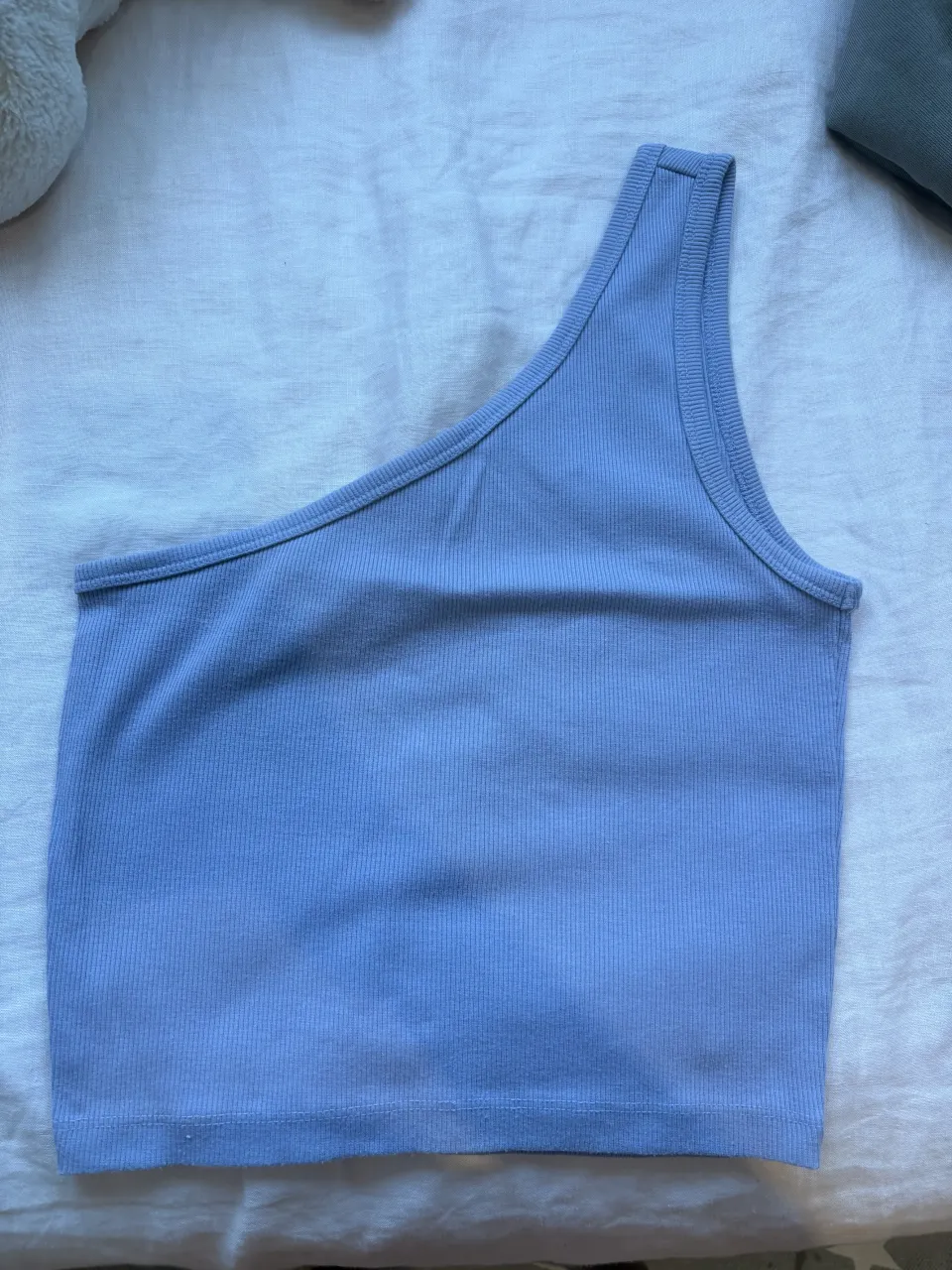 Musculosa de morley con un solo hombro, súper canchera y cómoda. Ideal para un look casual y moderno.