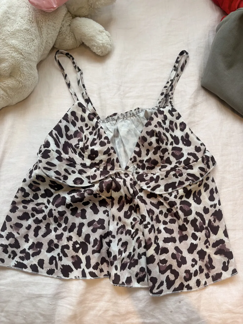 Top con estampa de leopardo, ideal para un look canchero y moderno. Tiene breteles finos y un detalle de volados en el frente que le dan un toque femenino.