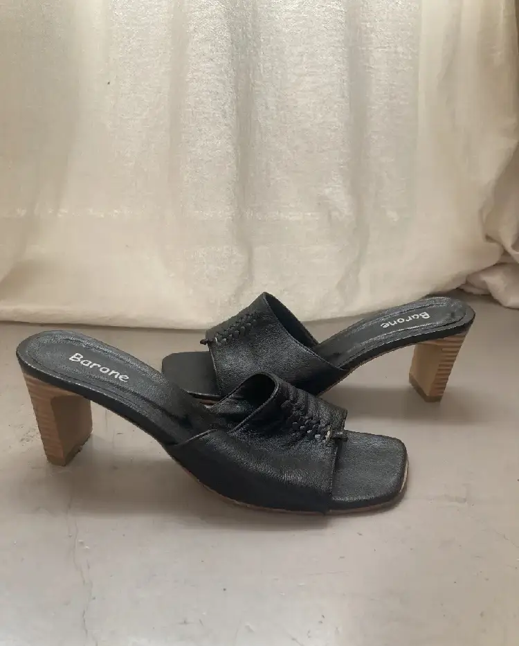 Sandalias de mujer negras con taco de madera y detalle trenzado en la tira delantera. Marca Barone.
