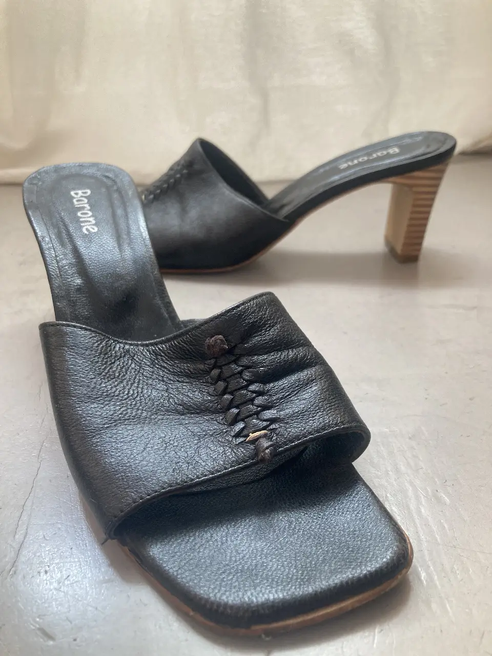 Sandalias de cuero negro vintage con taco de madera