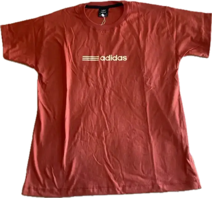 Remera Adidas naranja con el logo de la marca en blanco. Ideal para un look casual y deportivo.