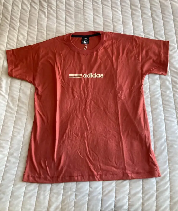 Remera rojo/naranja. Ideal para un look deportivo y casual.
