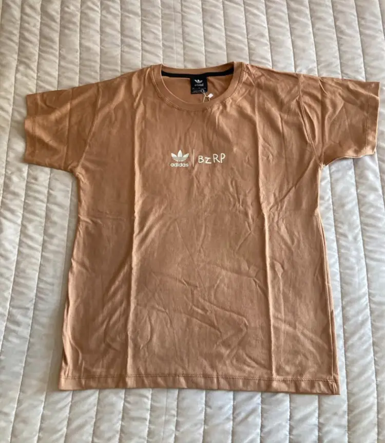 Remera  color marrón con logo y estampado BzRP. Talle M, ideal para un look casual y deportivo.