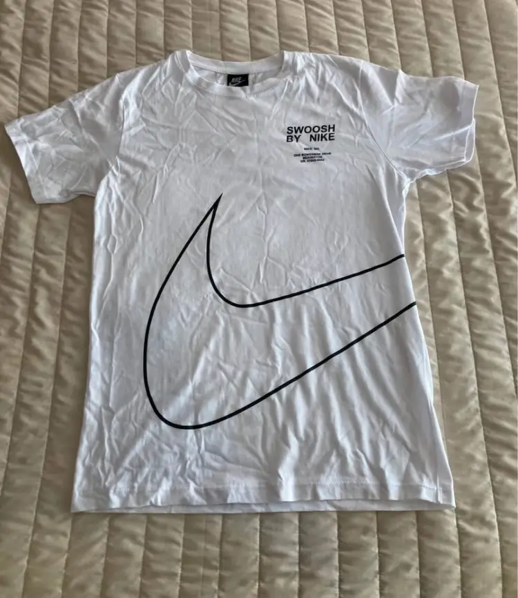 Remera  blanca. Ideal para un look deportivo y casual.