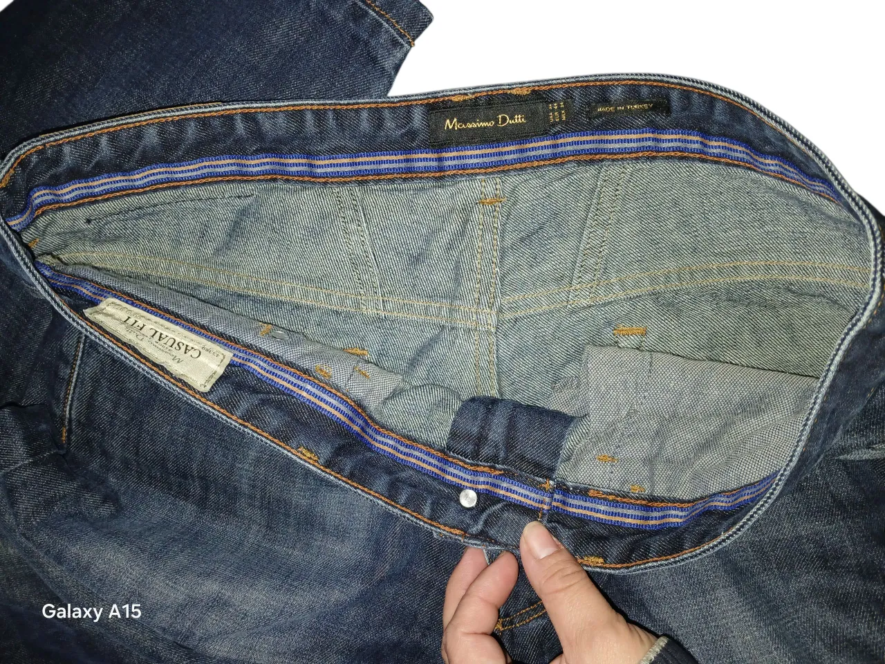 Jeans rectos de hombre, color azul oscuro, de la marca Massimo Dutti. Talle 32.