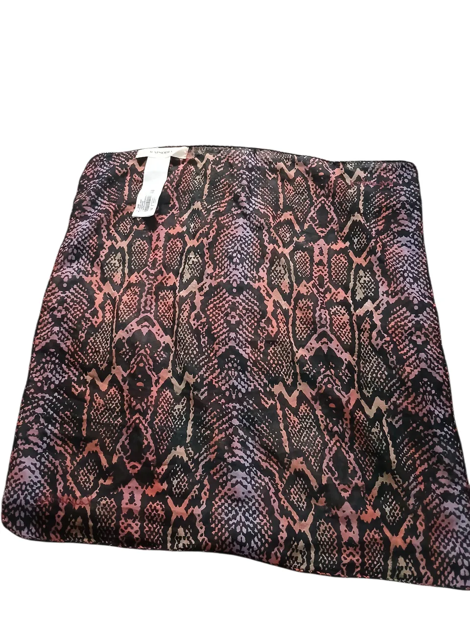 pañuelo con estampado de serpiente en varios  tonos . Ideal para un look audaz y moderno.