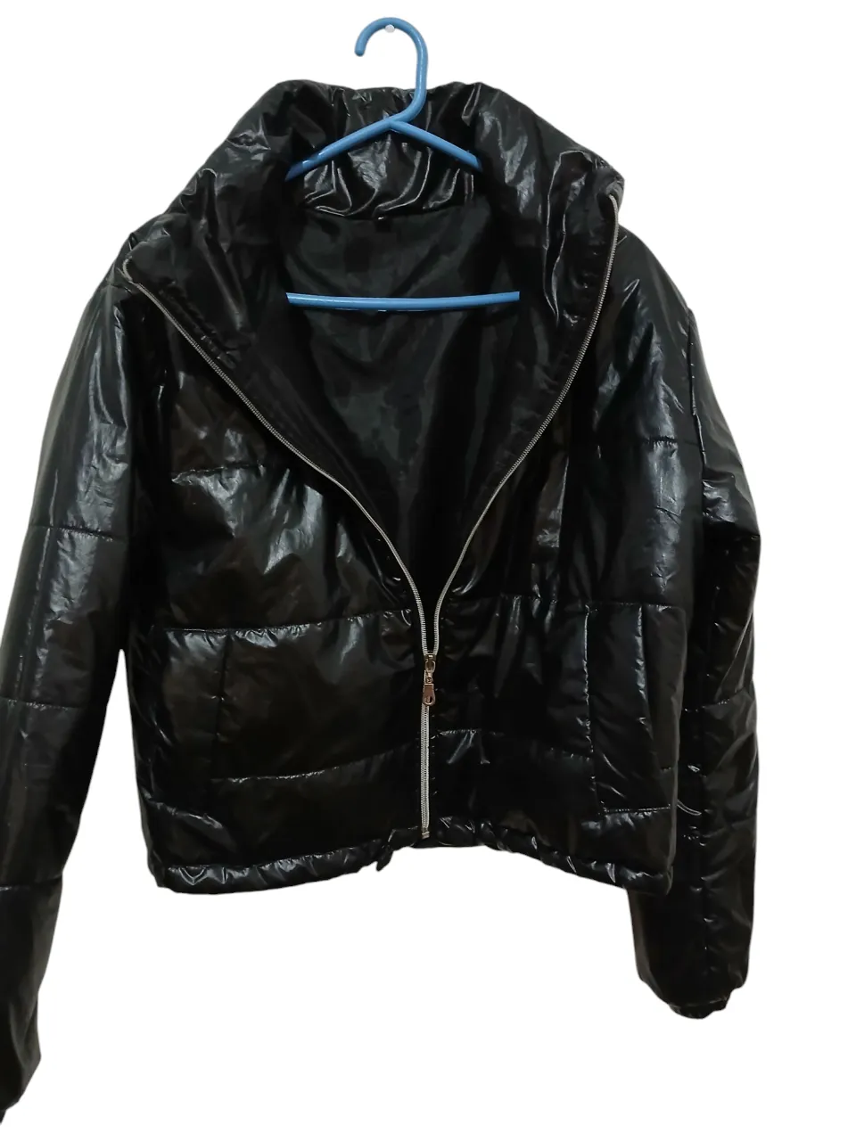 Campera  puffer negra brillante, ideal para el frio. Con cierre y cuello alto.