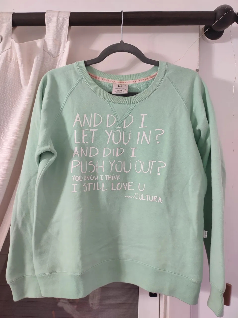 Buzo de cuello redondo de algodón color verde menta con frase estampada en blanco. Talle L/42 de la marca Cultura. Ideal para un look casual y cómodo.