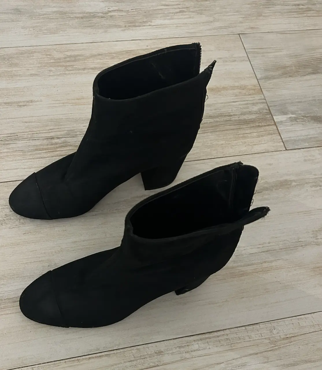 Botines negros de gamuza con taco ancho. Cierre lateral para un calce fácil y rápido. Ideales para un look moderno y versátil.