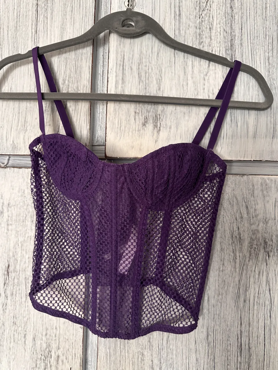 Top de encaje morado, estilo corset. Con tiras finas y diseño transparente.