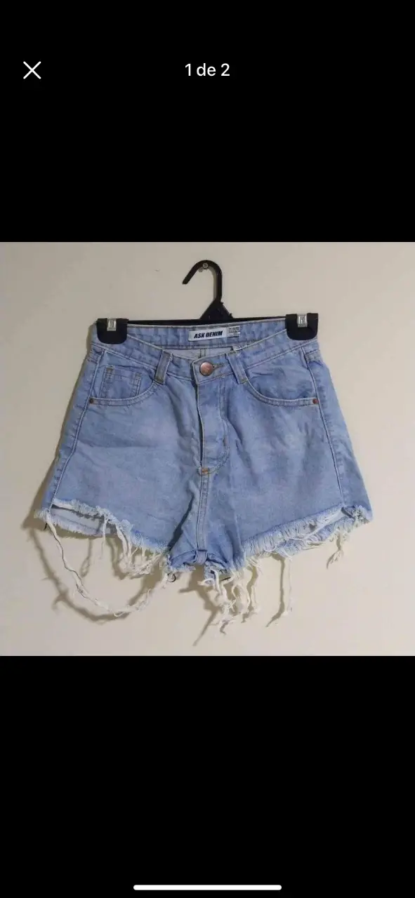 Short de jean celeste con detalles desflecados en el borde inferior. Ideal para un look casual y fresco. Tela de Jean rígido. 