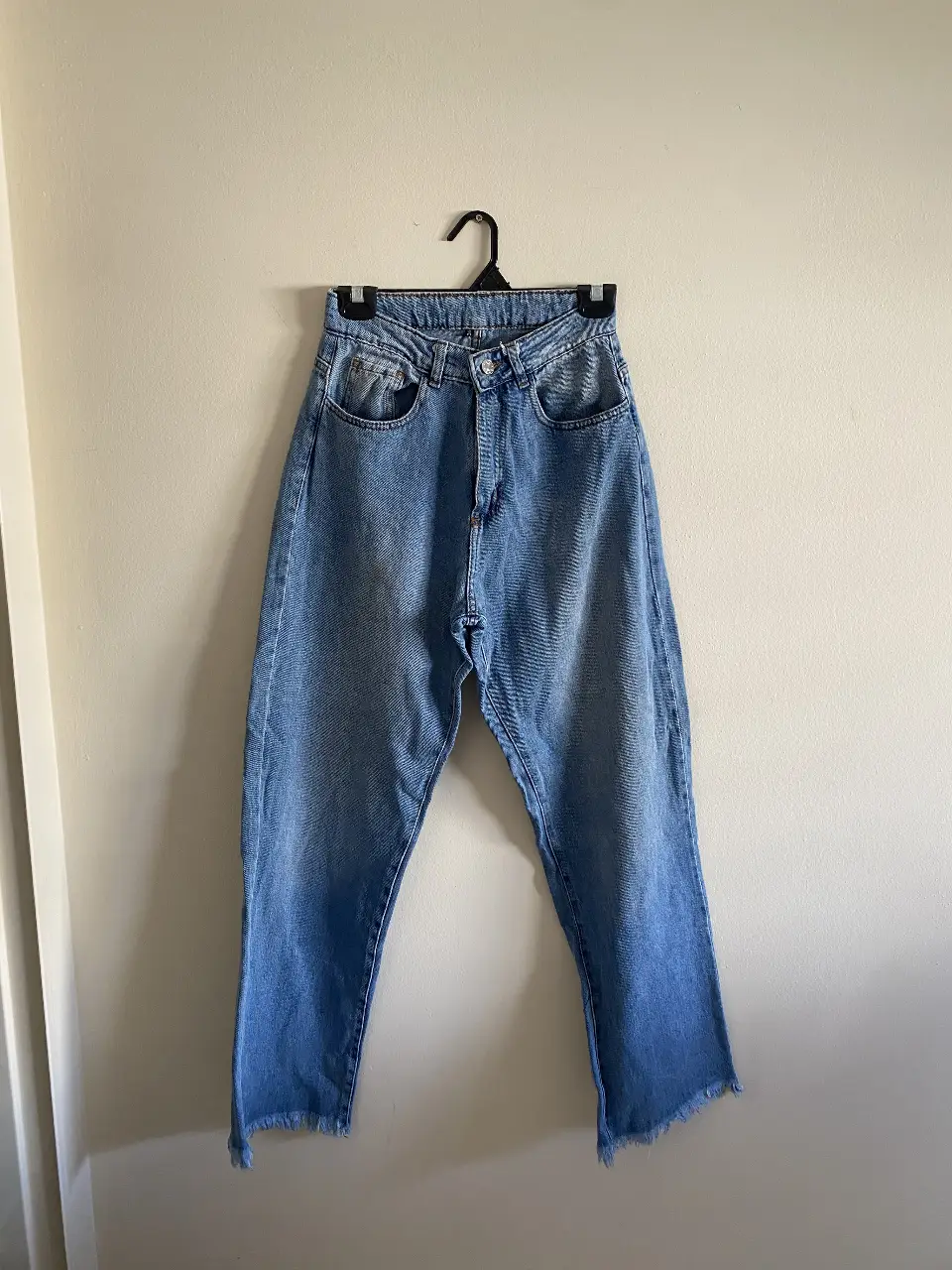 Jeans de mujer tiro alto, corte wifi ley   y un ligero efecto desgastado en el borde inferior. Talle 36.