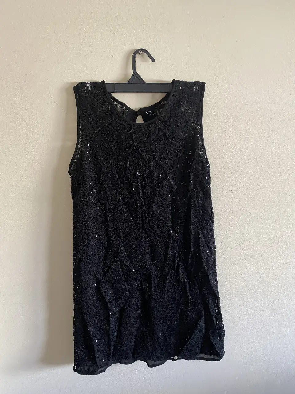 vestido negro de encaje con lentejuelas, ideal para fiestas y eventos especiales. Diseño elegante y sofisticado. 