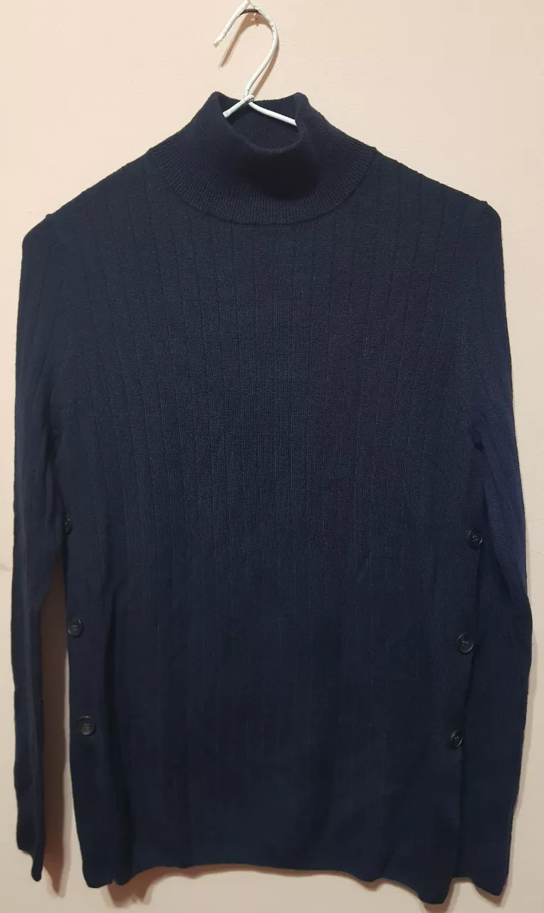 Sueter de cuello alto azul marino Zara 💙 con detalles de botones en los laterales. Tiene un poco de fuzz y una falla en la manga (ver última imagen)
