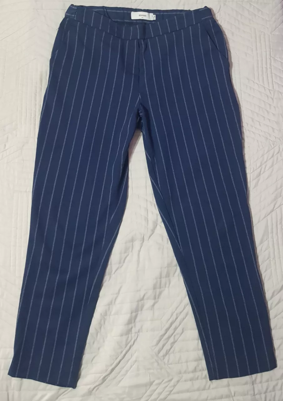 Pantalón desiderata 💙 azul marino con finas rayas verticales blancas. 