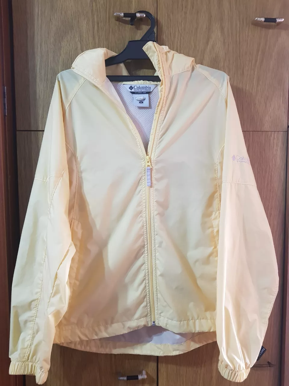 Campera rompevientos Columbia 💛 con capucha desmontable. Tiene dos fallas (ver últimas dos imágenes)