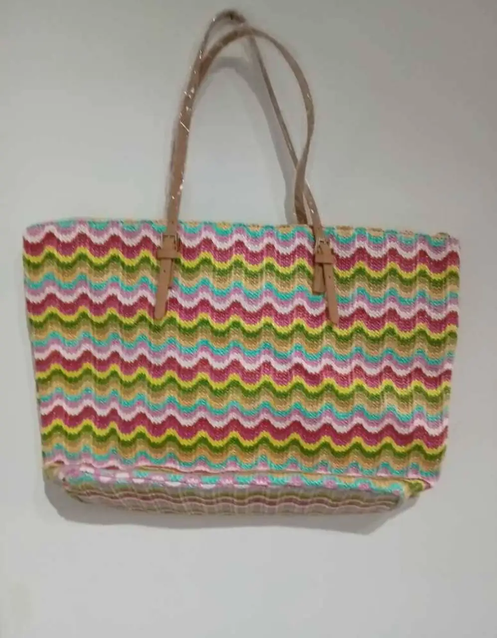 Bolso tote de playa con diseño ondulado multicolor. Ideal para llevar todo lo necesario con estilo y comodidad.