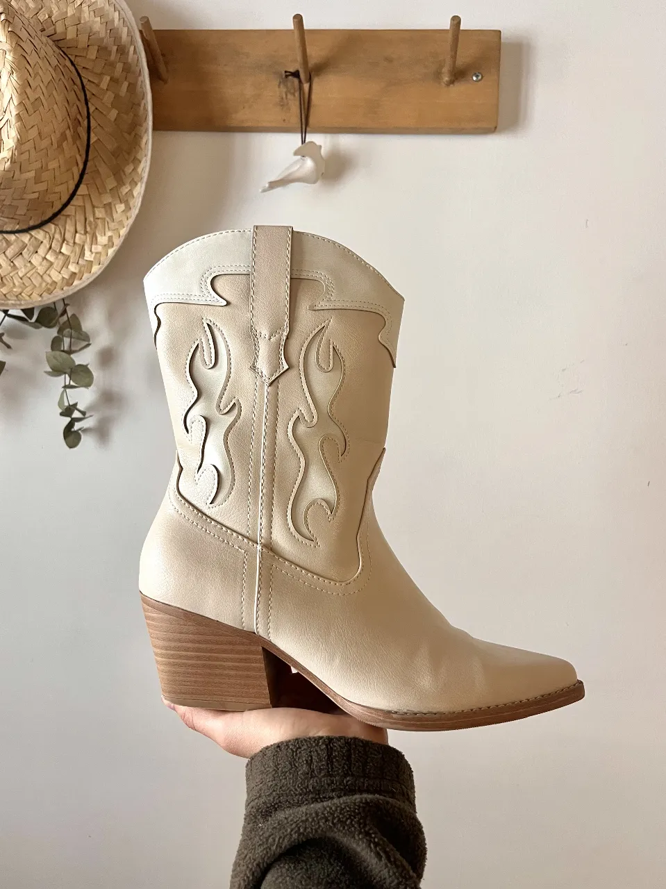 Botas de caña media/baja color crema y rosa viejo, con detalles de diseño en los laterales. Tienen un taco de madera y punta fina. Ideales para un look casual y moderno. Con solo dos usos!